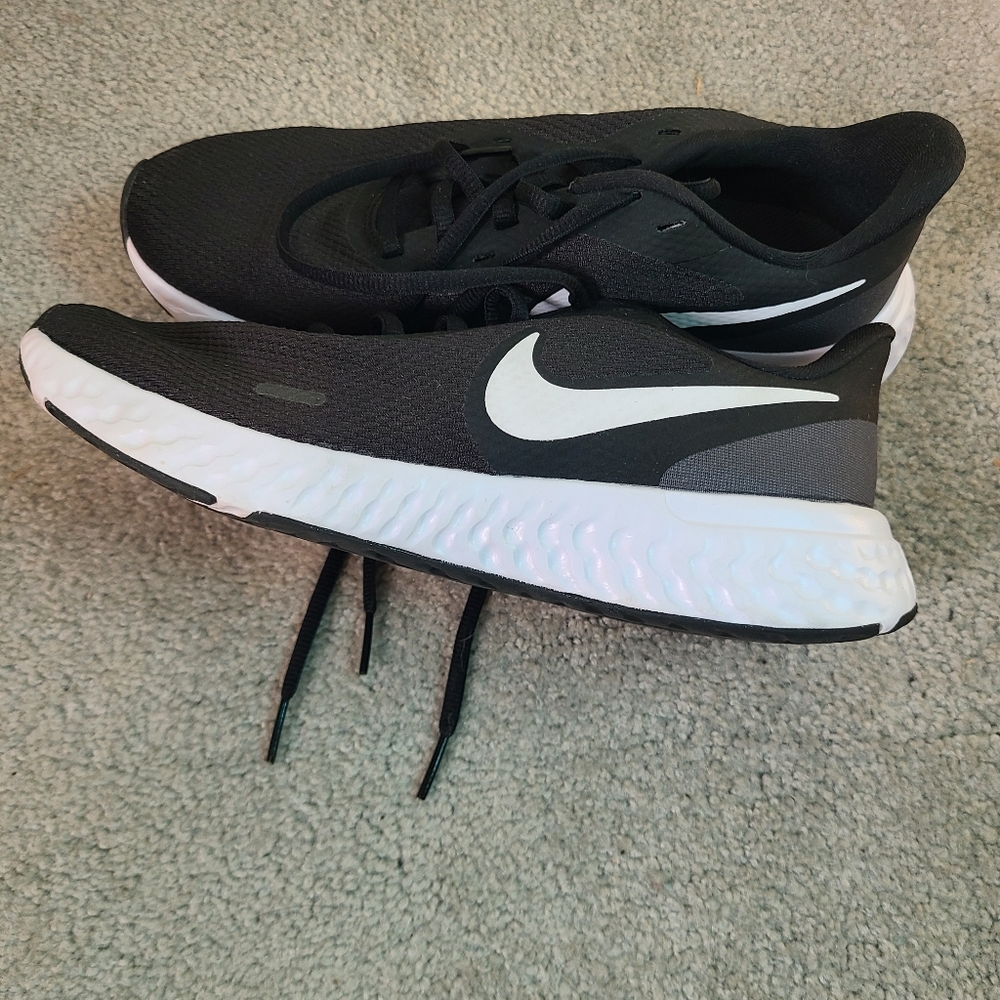 NWOT black and white women's Nike Revolution